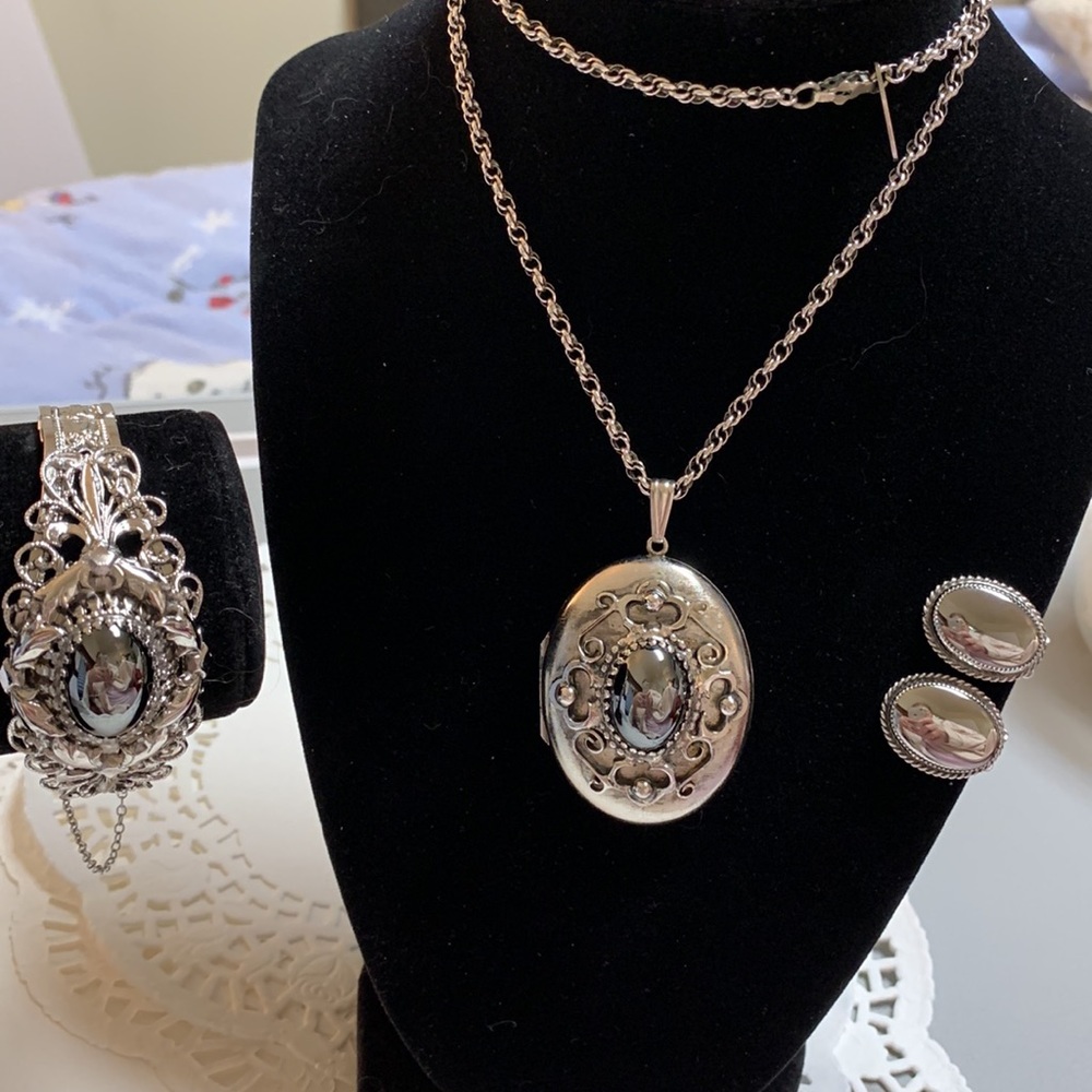 Whiting and Davis Vintage Locket bracelet earrings size Small to medium 2” 1/4” - Picture 8 of 13